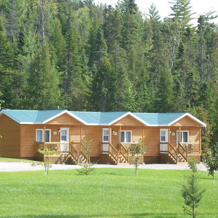 Pourvoiries des Lacs à Jimmy - Motels Triplex Tadoussac Exterior foto