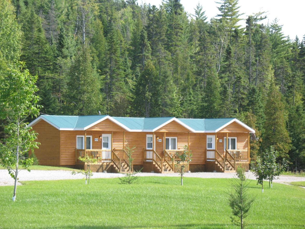 Pourvoiries des Lacs à Jimmy - Motels Triplex Tadoussac Exterior foto